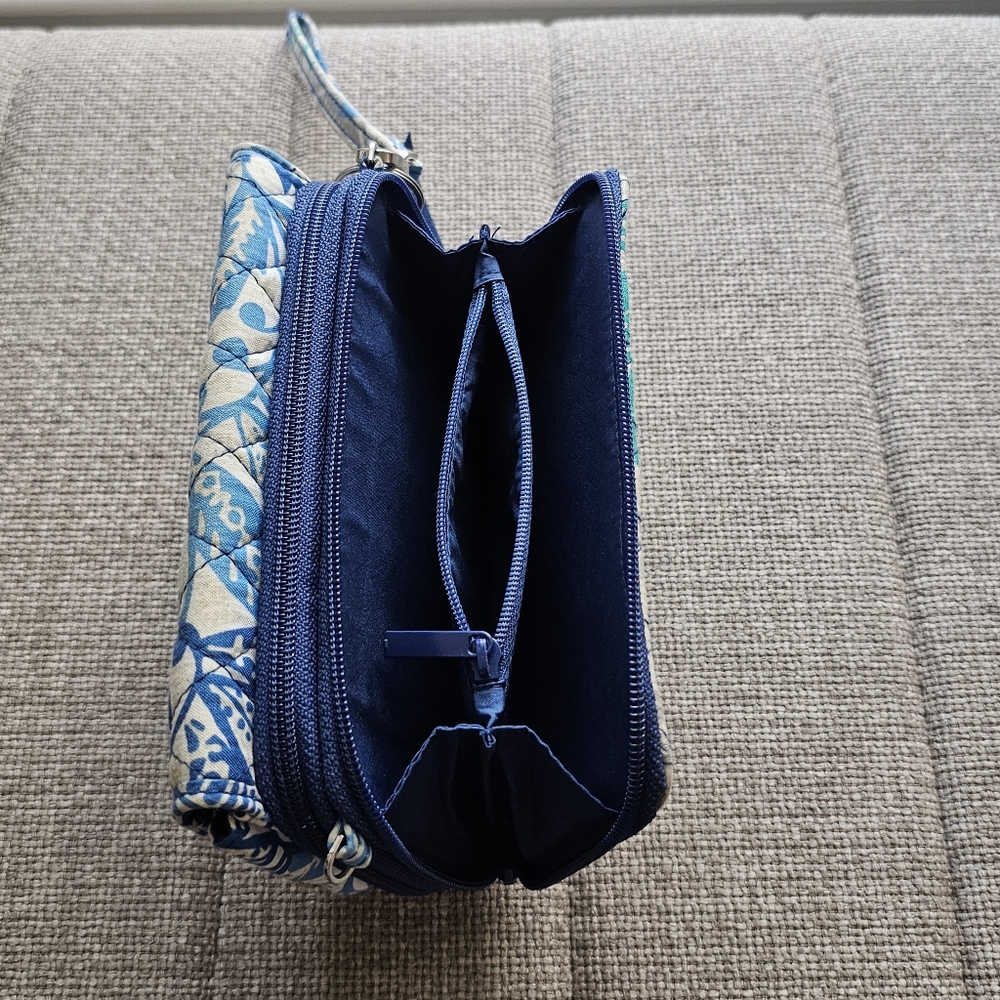 Vera Bradley Crossbody/Wristlet w/removable straps, GUC - Picture 10 of 11